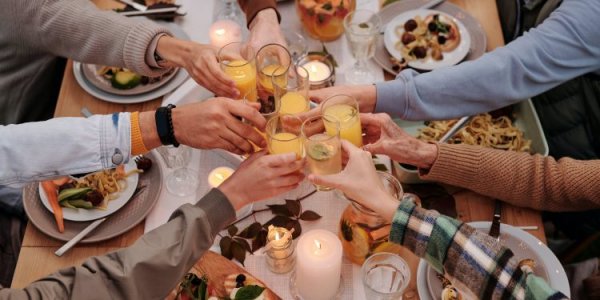 How to eat during New Year's feasts to avoid health problems: 4 tips from a nutritionist