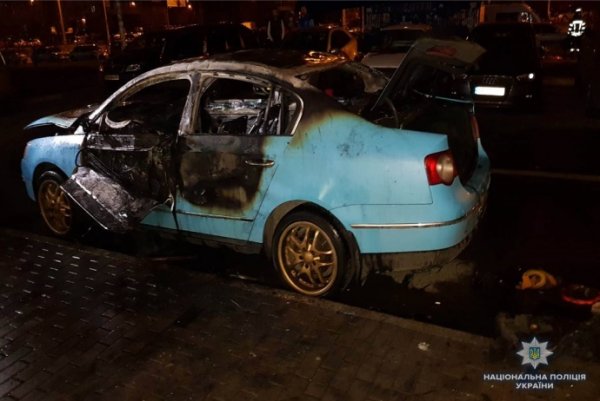 В Киеве на Ахматовой горело авто, взрыва не было – полиция