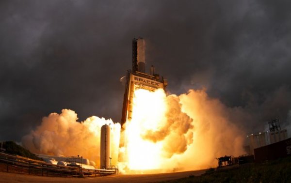  SpaceX запустила на орбиту новую партию спутников Starlink: видео операции 