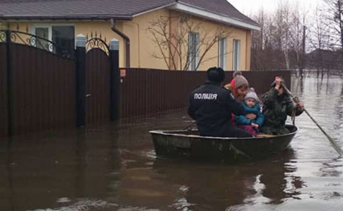 В Сумской области наводнение, полиция на лодках спасает людей