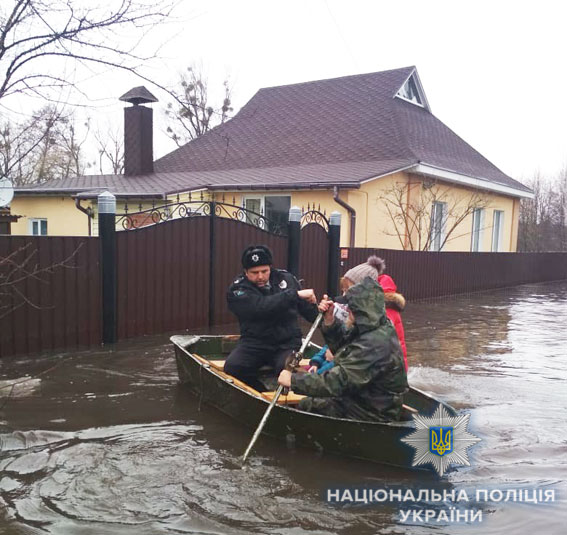 В Сумской области наводнение, полиция на лодках спасает людей