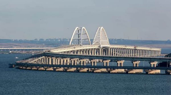 Оккупанты в очередной раз перекрыли Крымский мост