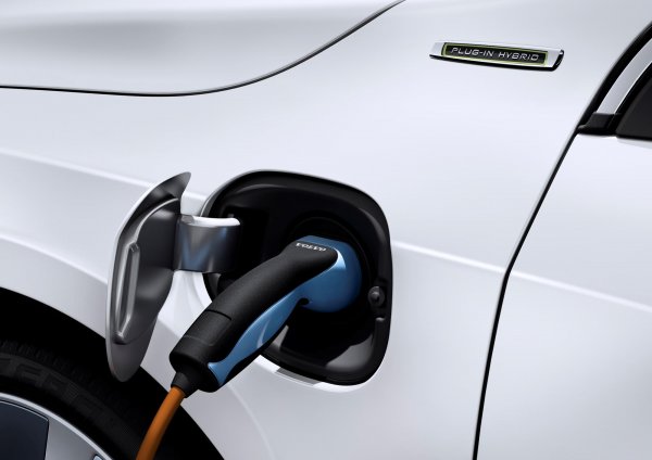  На бензине и электрике: в чем главные преимущества гибридных авто и стоит ли их покупать 
