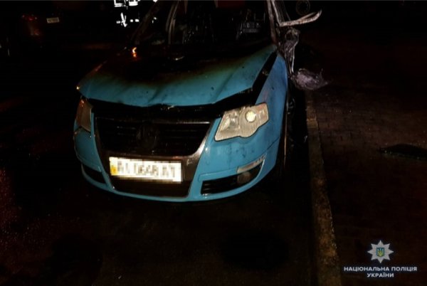 В Киеве на Ахматовой горело авто, взрыва не было – полиция
