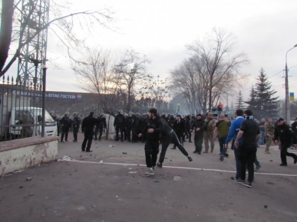 На матче в Мариуполе бросили взрывпакет, между ультрас и полицией - потасовка