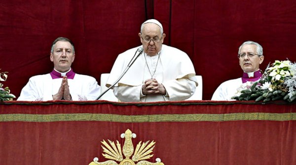Папа Римский на рождественской мессе попросил о мире, в том числе в Украине