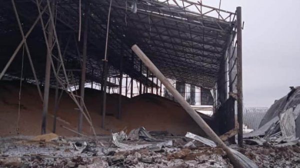 Россияне авиабомбами уничтожили ангары с зерном в Волчанске