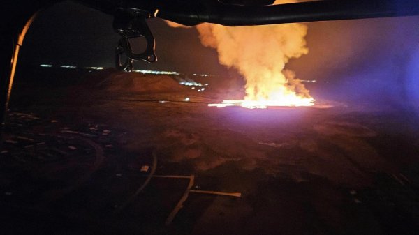 Lava eruption occurs very close to urban development: a new volcanic eruption has begun in Iceland (PHOTO) 