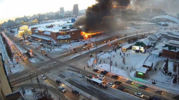 В российском Челябинске на большой площади пылает ТРЦ