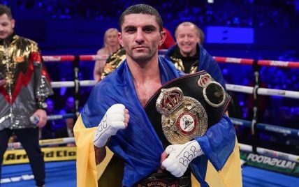 
Украинский боксер потерпел первое поражение в карьере и потерял чемпионский титул WBA (видео)
