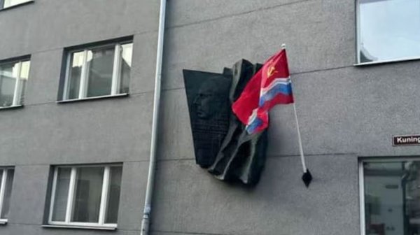 В Эстонии суд отменил штраф депутату, который вывесил советский флаг в Таллине