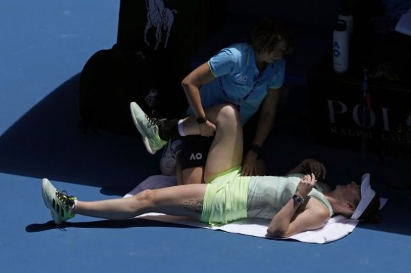 
"Будто кто-то выстрелил в спину": Свитолина со слезами снялась с матча на Australian Open (видео)
