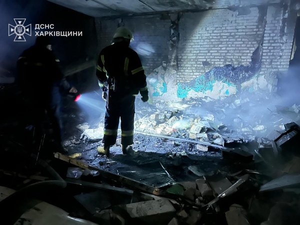 Russian drones hit an educational institution in the Kharkov region ></img> Rescuers at the scene of the shelling </p>
<p><p><img decoding=