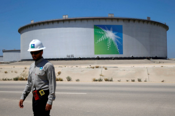 The profit of the world's largest oil company Saudi Aramco fell by 25% over the year 