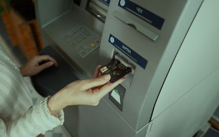 What are the limits for cash withdrawals at ATMs in Ukraine and where else can you withdraw money