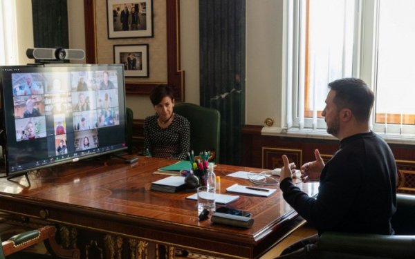 Zelensky discussed with the United24 ambassadors work on strengthening support for Ukraine, in particular in > Conversation between Vladimir Zelensky and the ambassadors United24 </p>
<p>President Vladimir Zelensky spoke with ambassadors of the United24 fundraising platform.</p>
<p>As stated on the head of state’s website, the conversation was joined by publicist, Stanford University professor Francis Fukuyama, NASA astronaut Scott Kelly, Virgin Group founder Richard Branson, actors Misha Collins, Mark Hamill, Liev Schreiber, Katheryn Winnick and Sinna Sakhna, singer Brad Paisley, Imagine Dragons representatives Wayne Sermon, Ben McKee and Mac Reynolds.</p>
<p><iframe src=