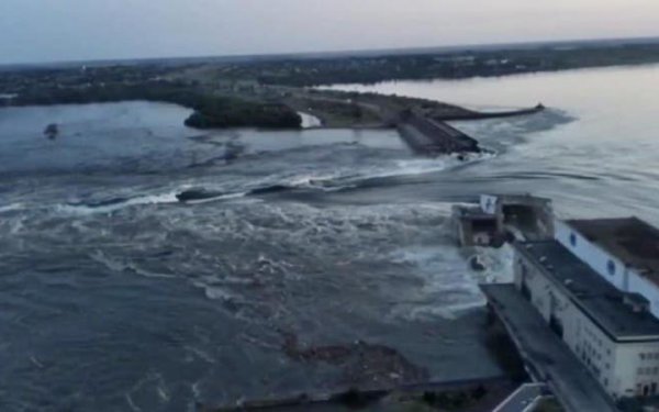 Russian occupiers published a video filmed in the first hours after the explosion of the Kakhovka hydroelectric station in June last year 

<p> published a video filmed in the first hours after the explosion Kakhovskaya hydroelectric power station in June last year, reports Toronto Television. </p>
<p>The video shows the first hours, and possibly minutes, after the Russians blew up the Kakhovka hydroelectric power station in June 2023. Joyful laughter in Russian can be heard,” the message says. It is noted that the video was published by the RussiaNoContext channel. The post states that the footage was filmed by the Russian military. Additional minutes, after the alphabet blew up the Kakhovka hydroelectric power station in June 2023. A joyful laughter in 🇷🇺 can be heard.</p>
<p>📹 Published by the RussiaNoContext channel. Post posts that this footage was called 🇷🇺 military. pic.twitter.com/qOJyMF0GF4</p>
<p>— Toronto Television/Toronto Television (@tvtoront) April 5, 2024</p></blockquote>
<ul>
<li>Russian invaders mined the Kakhovka hydroelectric power station in the first days of the invasion of Ukraine and blew it up at 02:50 on June 6, 2023. Ukrhydroenergo stated that the hydroelectric power station was completely destroyed and cannot be restored. After the explosion of the Kakhovskaya hydroelectric power station, it will take 10 years to restore natural ecosystems. Specialists from 20 countries are working on the territory restoration program.</li>
<li>The SBU published an interception indicating that the Kakhovka hydroelectric power station was undermined by a sabotage group of invaders. The agency notes that the invaders wanted to blackmail Ukraine by blowing up the dam and caused a man-made disaster in the south of our state.</li>
<li>In December, the Associated Press reported that the Russian Federation was hiding the real number of victims who died as a result of the explosion of the Kakhovka hydroelectric station. </li>
<li>In March, Ukrhydroenergo announced that due to the explosion of the Kakhovka hydroelectric complex, losses reached 2.5 billion euros.</li>
</ul>
<p><!--noindex--></p>
<p><a rel=