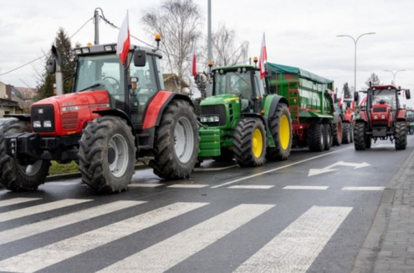Polish farmers have stopped blocking trucks in front of two checkpoints