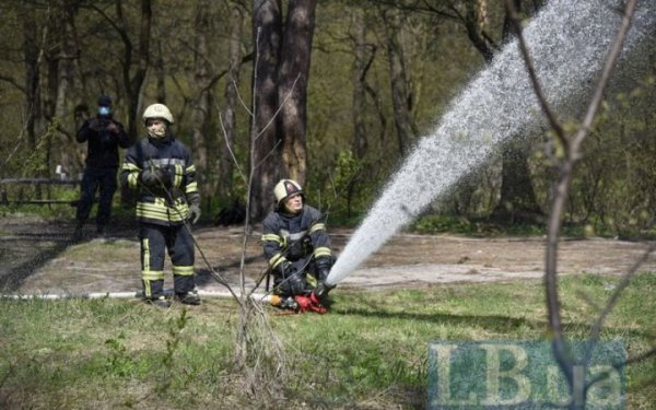 In Kiev and the region, an emergency level of fire danger was declared for the weekend, - KMDA Illustrative photo 

<p> On Saturday and Sunday, May 4-5, an extreme level of fire danger is expected in Kiev and the Kiev region.</p>
<p>This was reported by the Kiev City State Administration with reference to data from the Ukrainian Hydrometeorological Center.</p>
<p> “We urge Kiev residents and guests capital, be careful when relaxing in nature, do not light fires in places unsuitable for this, observe fire safety rules during your stay, including on floodplains and personal plots, do not burn stubble, garbage and vegetation residues,” the message says. </p>
<p>For May 4-5, weather forecasters predict partly cloudy weather, no precipitation, northeast wind changing to westerly – 3-8 m/s, temperature 18-20° during the day, 7-9° at night.< /p> </p>
<p>The Kyiv City State Administration also reminded that during martial law, visiting forests and the entry of vehicles and other equipment into them is prohibited.</p>
<p><!--noindex--></p>
<p><a rel=
