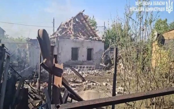 The Russians struck the center of Kherson. As a result of the shelling, residential buildings were destroyed, people suffered an acute reaction to stress.</p>
<p>This was reported by the head of the Kherson OVA, Alexander Prokudin.</p>
<p> < p>“The Russian military covered residential areas in the Central district of Kherson with fire. Private houses were damaged by debris. Windows, roofs, and gas pipelines were damaged. </p>
<p>People had an acute reaction to stress, they were given help on the spot. </p>
</p>
<p><!--noindex--></p>
<p><a rel=