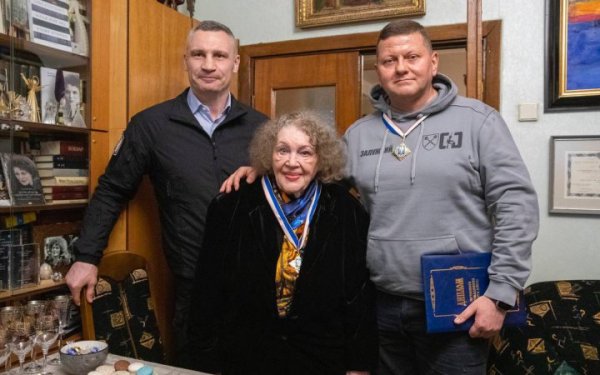 Lina Kostenko and Valery Zaluzhny received the title “Honorary Citizen of Kyiv&rdquo Poetess Lina Kostenko and former Commander-in-Chief of the Armed Forces by the military forces of Ukraine Valeriy Zaluzhny received the title “Honorary Citizen of Kiev,” said the mayor of the capital </p>
<p>“Today, by the decision of the Kiev City Council, the capital expressed its respect and respect and awarded the title “Honorary Citizen of Kyiv” to two people who are real moral authorities for the people of Kiev. and all Ukrainians,” – Lina Kostenko and Valery Zaluzhny. – said the mayor. </p>
<p>He noted that Lina Vasilievna for many years personifies the invincibility and free and talented soul of Ukrainians. The spirit of freedom and courage!</p >
<p>Valery Fedorovich was noted for his personal services during the defense of the capital and in defending state sovereignty and freedom of Ukraine.</p>
<p><iframe src=