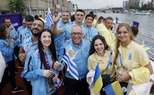  2024 Olympics Opening Ceremony: How the Ukrainian Team Sailed in a Boat (Photo, Video) 