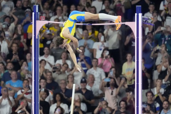  Duplantis breaks world record for ninth time: pole vault gold at 2024 Olympics (video) 