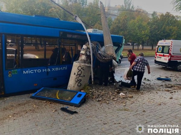 In Nikolaev, a trolleybus crashed into a pole, </p>
<p> </p>
<p><!--noindex--></p>
<p><a rel=