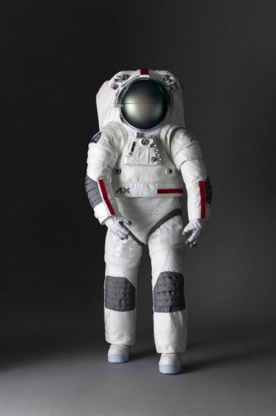 Axiom Space Shows Off Spacesuit Developed for NASA's Artemis 3 Lunar Mission (PHOTOS)