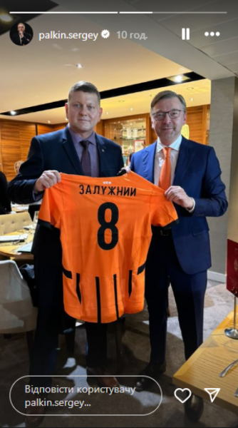  Zaluzhny attended the Arsenal vs. Shakhtar match in London and received a gift from the Miners (photo) 