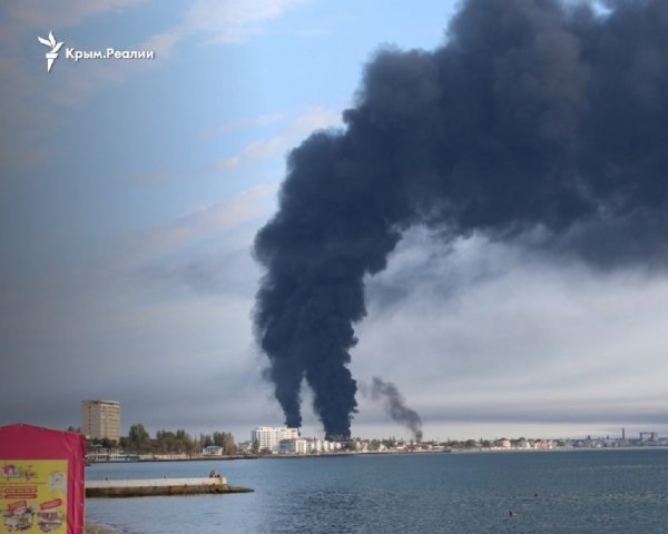 Feodosia oil depot on fire after night attack on Crimea (PHOTO)