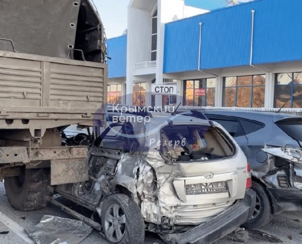 In Sevastopol, a truck belonging to the occupiers rammed six cars, the media showed a photo of the accident