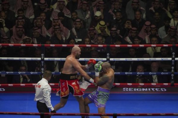  Usyk defeats Fury for the second time: vivid photos of the fight for the world title 