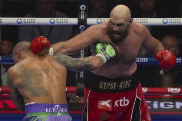  Usyk defeats Fury for the second time: vivid photos of the fight for the world title 