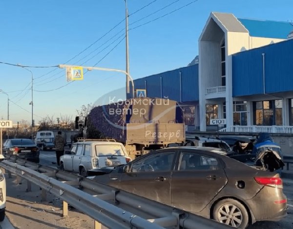 In In Sevastopol, an occupiers' truck rammed six cars, the media showed a photo of the accident