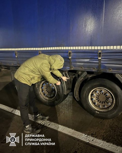 Border guards found a man ></img> Border guards found a man in an unusual hiding place </p>
<p><img decoding=