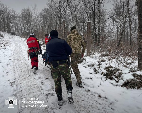 On the border with Romania, border guards pulled an unconscious man from the abyss 