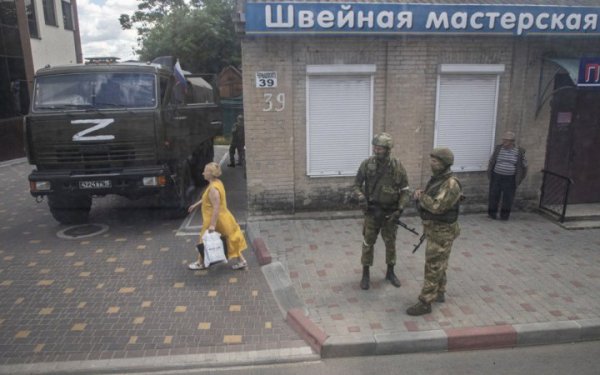 Occupiers have stepped up “counter-sabotage” measures> for a while Occupiers have tightened “counter-sabotage measures” in the temporarily occupied territory of the Zaporizhia region (archive photo) </p>
<p>In the temporarily occupied territories of the Zaporizhia region, Russian invaders have increased the number of checks. Also, the free movement of the local population is restricted in this territory.</p>
<p>This was reported by the Center national resistance.</p>
<p>The occupiers have increased the number of checkpoints in populated areas along the line of combat conflict. Additional Rosgvardia forces have arrived at the Zaporizhia Oblast TOT to conduct random checks. settlements,” the National Resistance Center noted. </p>
<p>In turn, residents of the temporarily occupied Vasilyevka were urged to leave the community if possible during a possible escalation of hostilities.</p>
<p><!--noindex--></p>
<p><a rel=