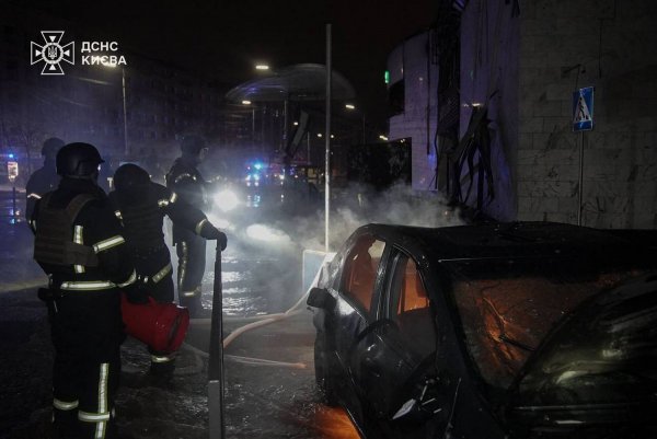 The State Emergency Service showed the consequences of the Russian strike on the Shevchenkivskyi district of Kyiv (PHOTOS)