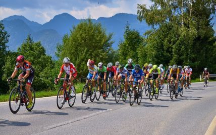  Car crashes into track cycling team: there are casualties 