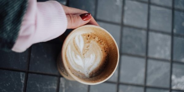 It is better to take a thermal mug on a walk: scientists explained why you can’t drink hot drinks from paper cups