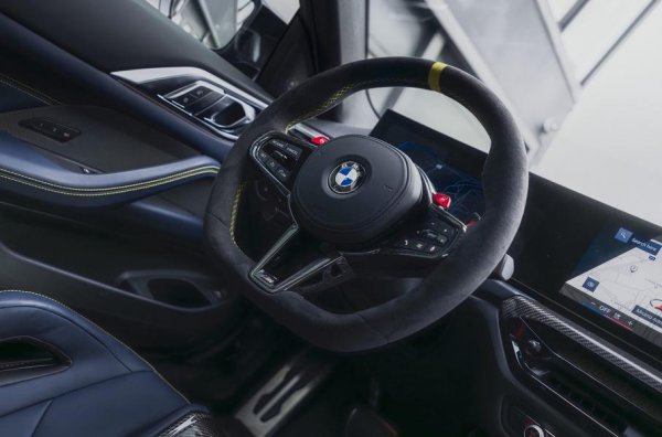  BMW показала лимитированную версию купе M4 CS в честь Валентино Росси 