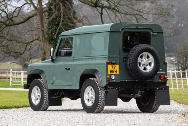  Land Rover Defender короля Британии продадут на аукционе 