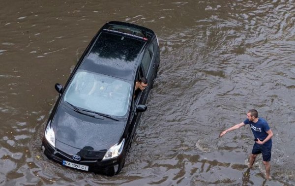 Wet weather and your car: how to avoid dampness problems