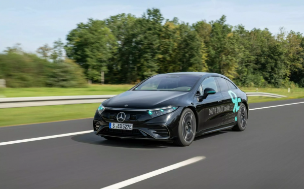 Mercedes-Benz cars get new color of side lights: reason named