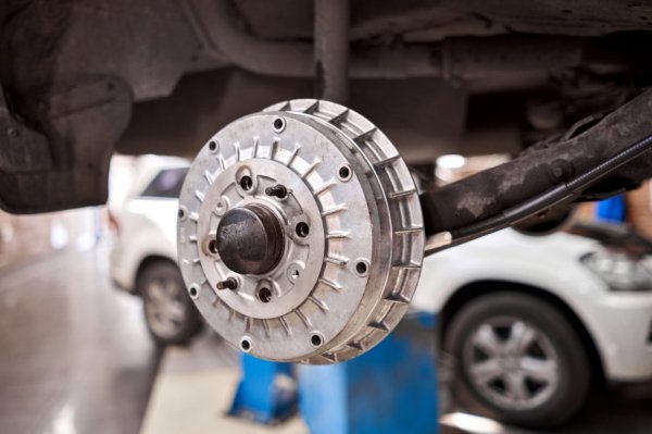 Disc and drum brakes of a car: what gives the best result