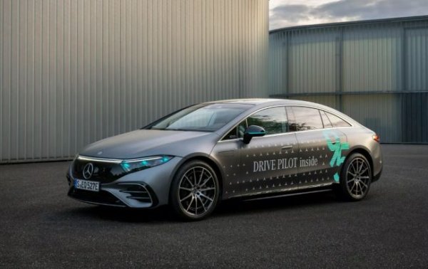 Mercedes-Benz cars get new color of side lights: reason named
