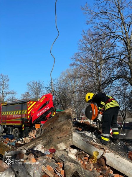 У Чернігові завершили демонтаж аварійних конструкцій після атаки дрона на багатоповерхівку
