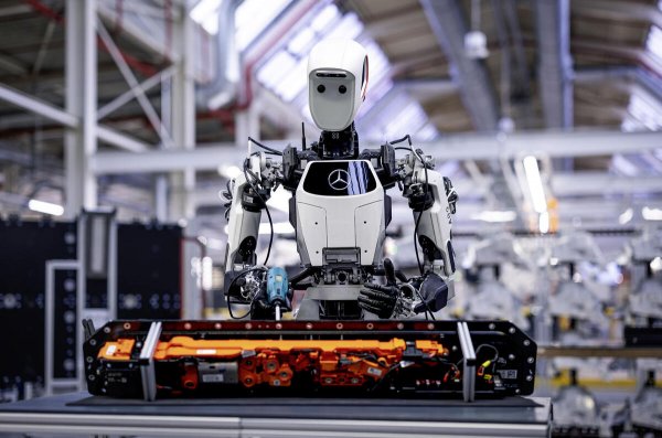 Mercedes-Benz introduces robots and artificial intelligence in car production: details