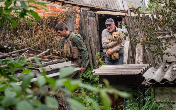 Чоловік, який годує собак у Вовчанську, постраждав через російський дрон